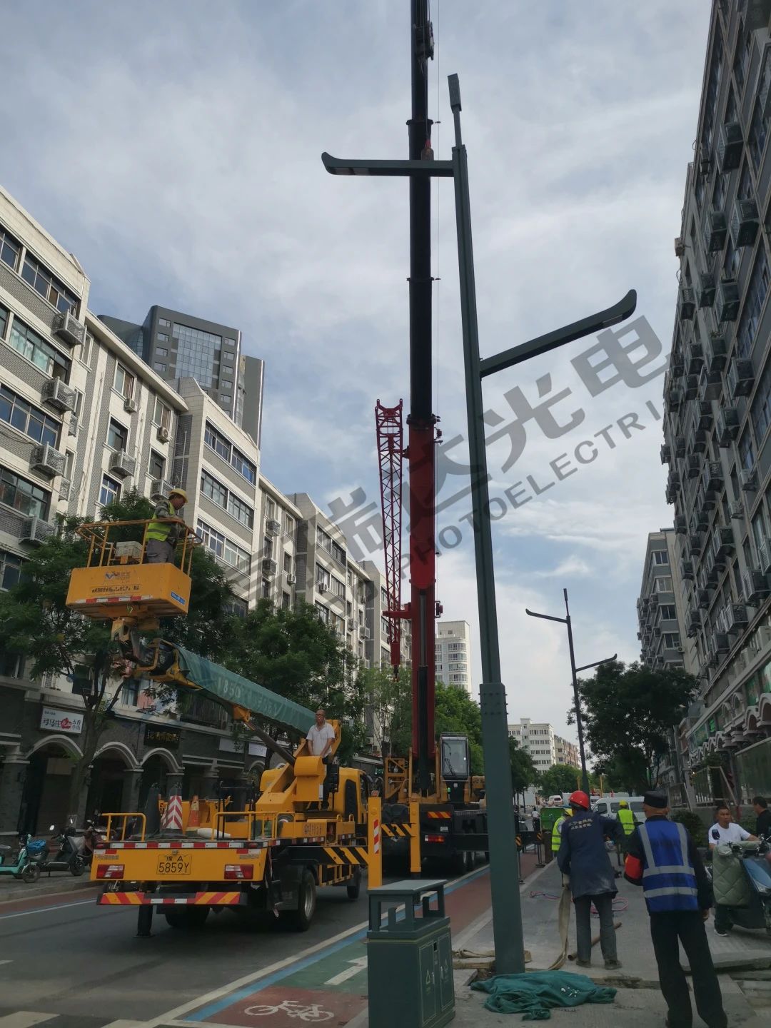 河南鄭州管城區(qū)城市更美麗街區(qū)路燈項(xiàng)目圓滿吊裝完成