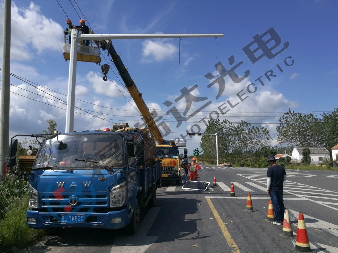 射陽縣S329 與海都路交叉口等道路口安裝交通指揮信號(hào)燈、電子警察抓拍系統(tǒng)施工圓滿結(jié)束
